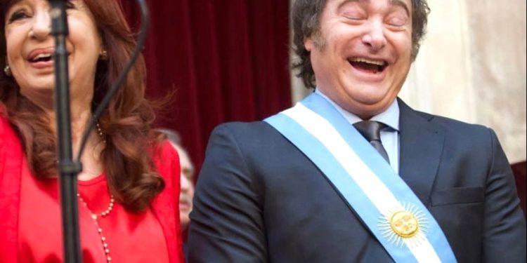 Una encuesta sobre las elecciones de Octubre muestra a la fuerza de Milei y Cristina Kirchner cabeza a cabeza.