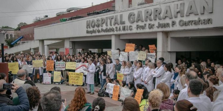 Trabajadores del Hospital Garrahan denuncian precarización. “Encima de pagarte muy poco, tratan de ensuciarte”
