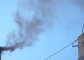 Persiste la indefinición en el Vaticano: tercera fumata negra en el cónclave para elegir nuevo Papa