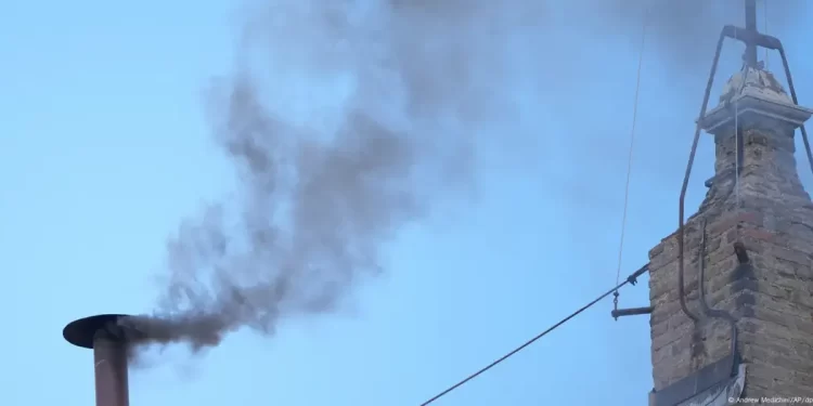 Persiste la indefinición en el Vaticano: tercera fumata negra en el cónclave para elegir nuevo Papa