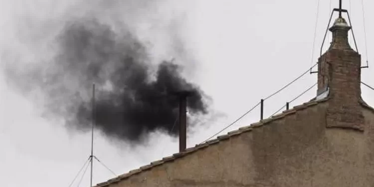 Fumata Negra: Cónclave de cardenales no logra elegir nuevo Papa y continuará mañana