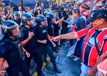 Protesta de jubilados en Congreso: Se metieron piqueteros y partidos de izquierda, lo que derivo en incidentes con FFSS, que aplicaron protocolo. Pietragala activista.