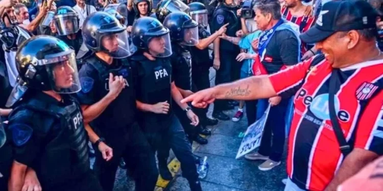 Protesta de jubilados en Congreso: Se metieron piqueteros y partidos de izquierda, lo que derivo en incidentes con FFSS, que aplicaron protocolo. Pietragala activista.
