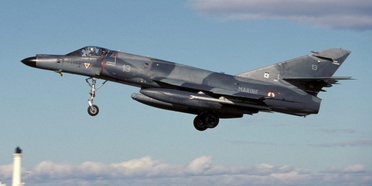 La Armada Argentina desafectaría los cazas Super Étendard: ¿Oportunidad perdida para reconvertirlos en UAVs y mantener capacidades estratégicas?