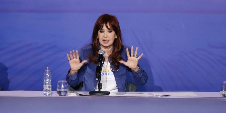 Cristina Kirchner reapareció con fuertes críticas a Milei y advertencias de “default” en algo asi como un Tedeum paralelo, solo le falto un cura villero