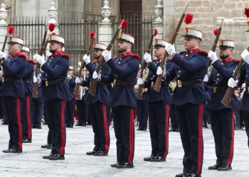 La Guardia Real deja su floreada huella en Toledo