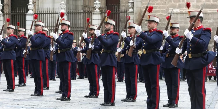 La Guardia Real deja su floreada huella en Toledo