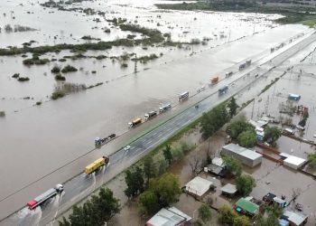 Tormentas en Buenos Aires: micros y vehículos llevan más de 24 horas varados por inundaciones en Ruta 9