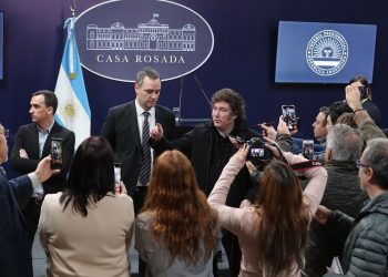 El Gobierno establece nuevos y curiosos requisitos para ejercer el periodismo en Casa Rosada: Puntaje mínimo, vestimenta formal y acceso restringido