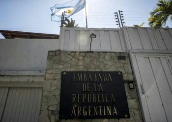 El equipo de María Corina Machado asilado en la embajada argentina logra salir de venezuela