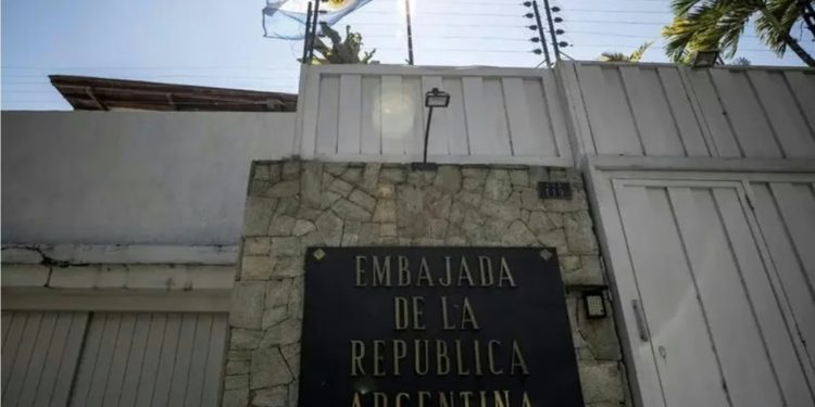 El equipo de María Corina Machado asilado en la embajada argentina logra salir de venezuela