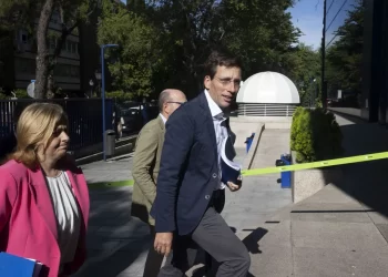 Acuerdo entre Aena y el Ayuntamiento por la crisis de Barajas: habrá censo en junio y seguirán los controles