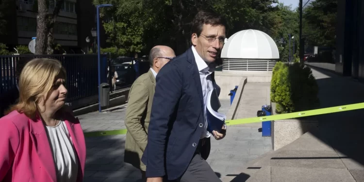 Acuerdo entre Aena y el Ayuntamiento por la crisis de Barajas: habrá censo en junio y seguirán los controles