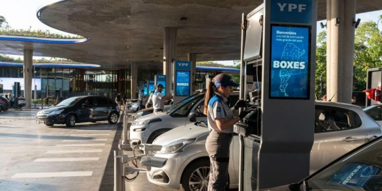 Bajó el precio de la nafta: cuánto vale ahora el litro de combustible