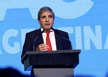 Caputo anunció la reforma para desregular el sistema financiero y movilizar los dólares fuera del circuito formal