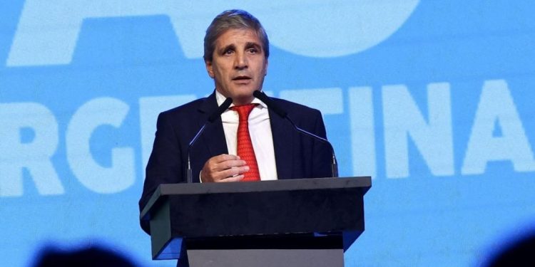 Caputo anunció la reforma para desregular el sistema financiero y movilizar los dólares fuera del circuito formal