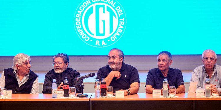 El gobierno restringe el abuso del derecho a huelga y la CGT rechazará el decreto ante la justicia y amenaza con paro