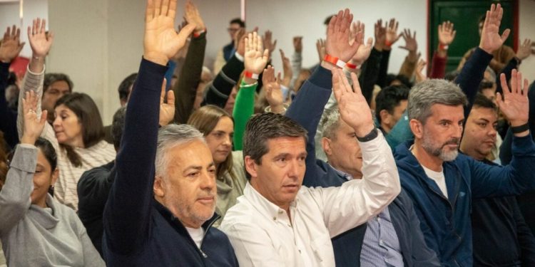 Cornejo apuntó contra Petri en el Congreso de la UCR: “No aceptaremos comisiones con nombres y apellidos”