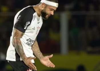 De terror: Depay picó un penal, erró el rebote y Corinthians perdió con un recién ascendido