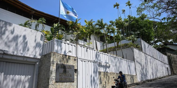 Exclusivo: La liberación de opositores venezolanos de la embajada argentina desata crisis en el régimen de Maduro. Nueva versión de los hechos.