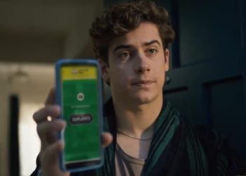 Franco Colapinto la rompe en dos spots y se ríe de sí mismo: “Nos vemos en Imola, pa”