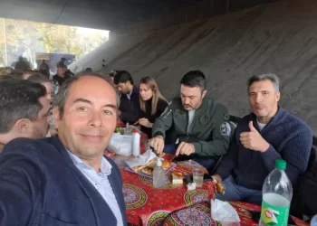 Luis Petri en modo campaña: aniversario de Godoy Cruz y choripanes bajo el puente