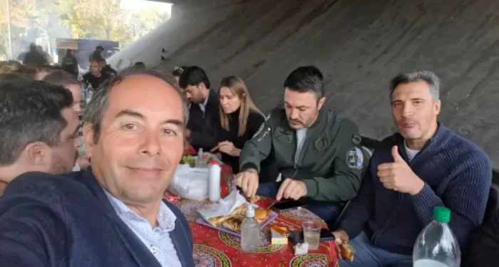 Luis Petri en modo campaña: aniversario de Godoy Cruz y choripanes bajo el puente