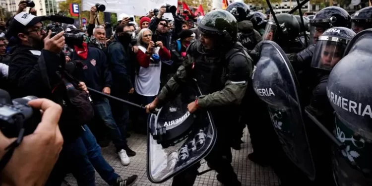 Con la presencia de la izquierda de Polo Obrero y la UTEP, se generaron corridas en la marcha de jubilados