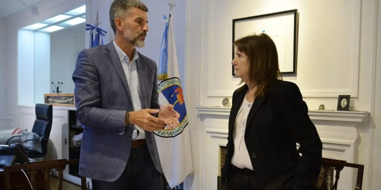 Mendoza se arma con Taser: Cornejo confirma la llegada de 100 pistolas no letales para julio