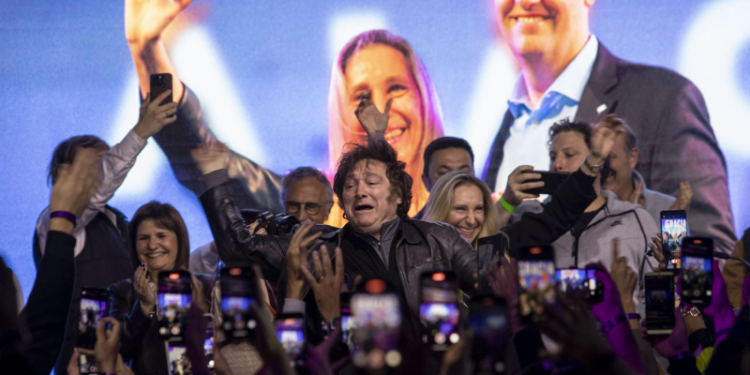 Milei va por todo: crece el apoyo y se acerca a un Congreso a su medida