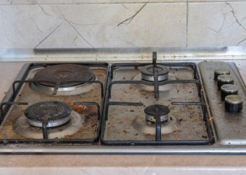 Ni jabón ni bicarbonato: el método efectivo para limpiar las hornallas y asaderas al instante
