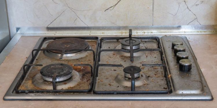 Ni jabón ni bicarbonato: el método efectivo para limpiar las hornallas y asaderas al instante