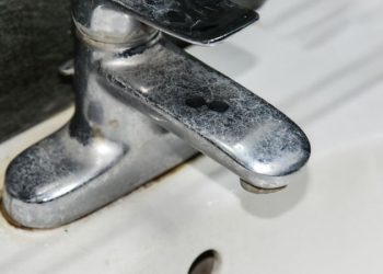 Ni vinagre ni bicarbonato: el truco más efectivo para sacar el sarro de las canillas