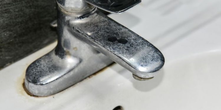 Ni vinagre ni bicarbonato: el truco más efectivo para sacar el sarro de las canillas