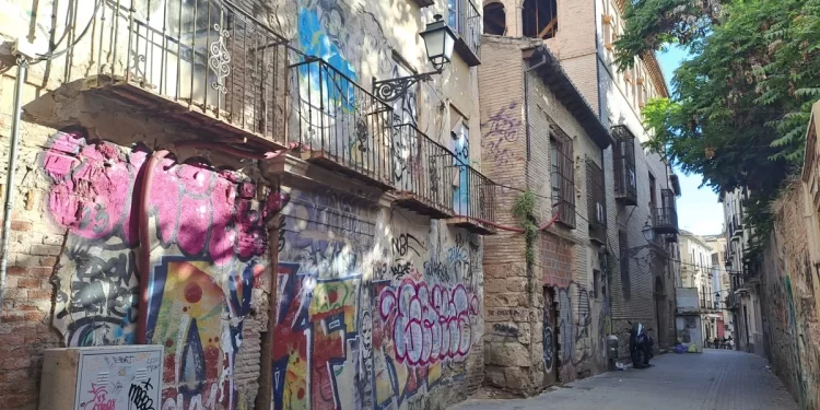 Grafitis y pintadas en Granada: un problema eterno que no sólo ensucia la Alhambra