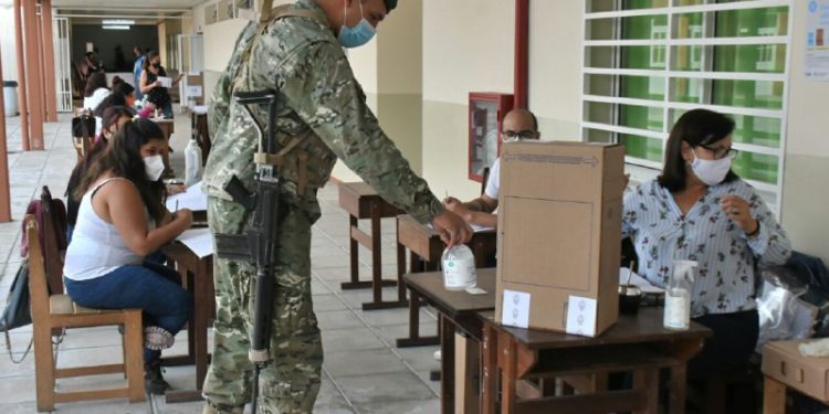 En clara violación constitucional prohiben votar a miembros de FFAA Y FFSS