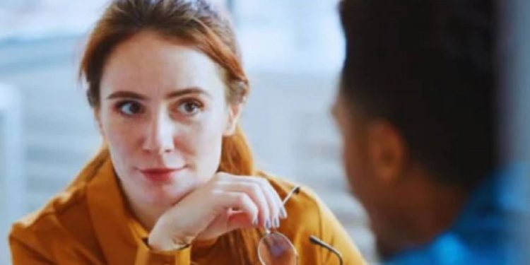 Qué significa que una persona mantenga siempre la mirada en los ojos, según la psicología