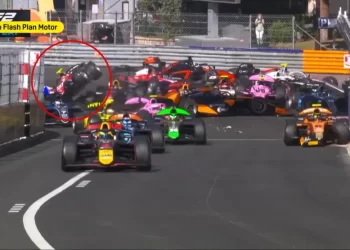 Caótico y desastroso múltiple accidente en Mónaco: siete abandonos tras un toque en la primera curva