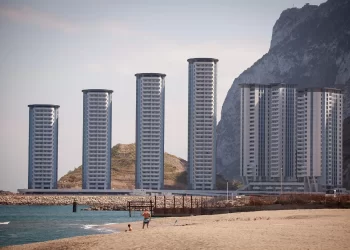 La Fiscalía pide ‘escoltar’ a los científicos que analizarán los rellenos de Gibraltar en aguas españolas