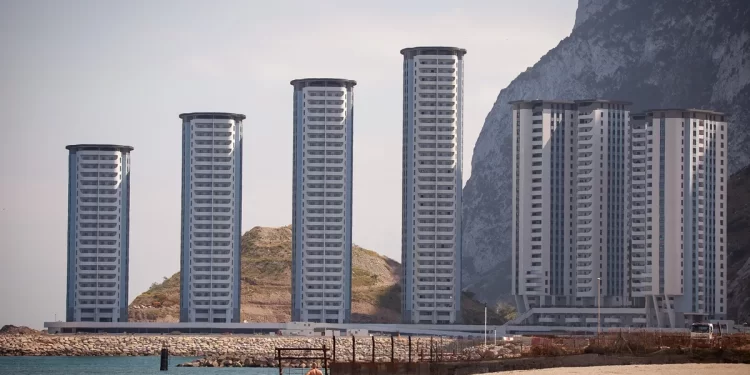 La Fiscalía pide ‘escoltar’ a los científicos que analizarán los rellenos de Gibraltar en aguas españolas