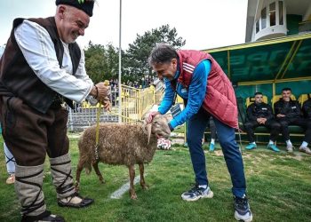 Video: ascendieron a Primera y le regalaron ¡una oveja! a su entrenador