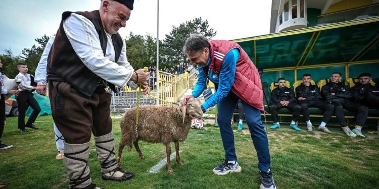 Video: ascendieron a Primera y le regalaron ¡una oveja! a su entrenador
