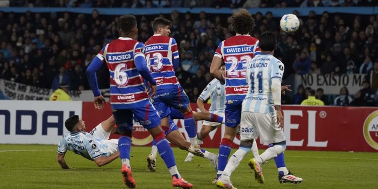 La tijera espectacular de Maravilla Martínez en el gol de la victoria de Racing