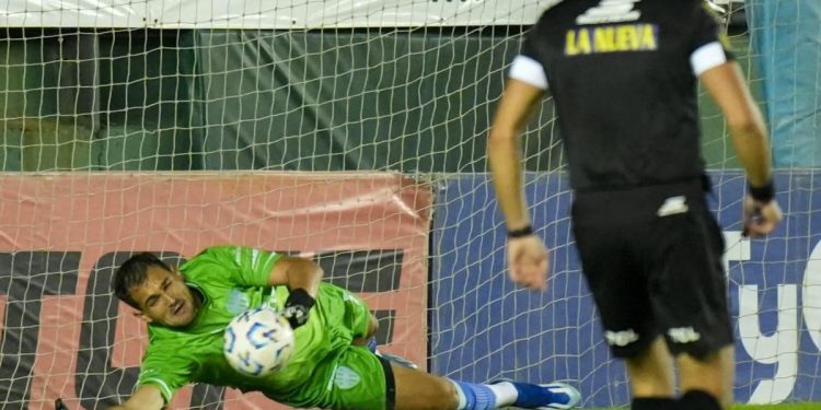 Un ex River erró un penal y Arsenal extendió su increíble racha sin triunfos