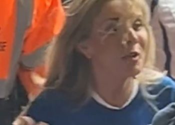 Video: una estrella de Only Fans fue expulsada de la tribuna del Chelsea