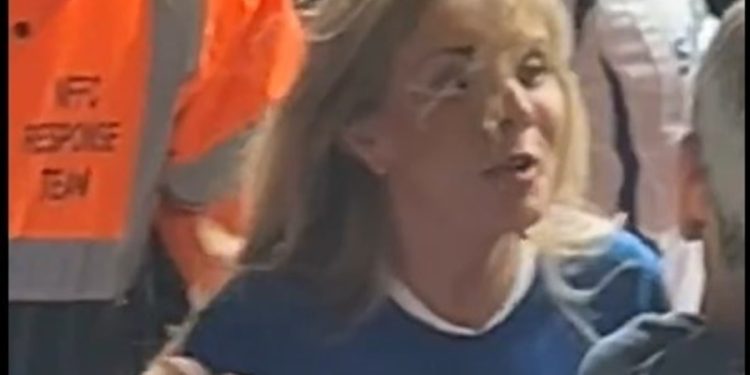 Video: una estrella de Only Fans fue expulsada de la tribuna del Chelsea