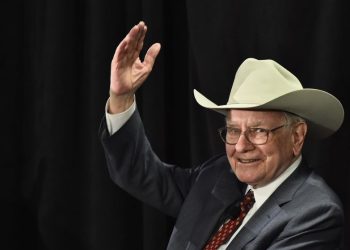 Warren Buffett renunció, nombró a su sucesor y lanzó una advertencia a Trump en su último discurso