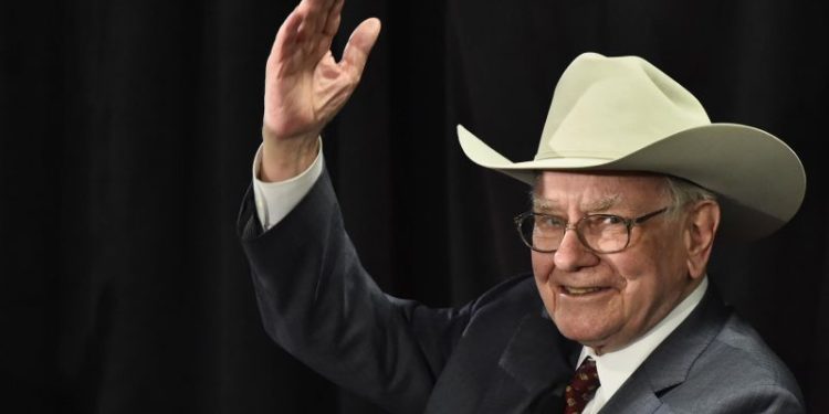 Warren Buffett renunció, nombró a su sucesor y lanzó una advertencia a Trump en su último discurso