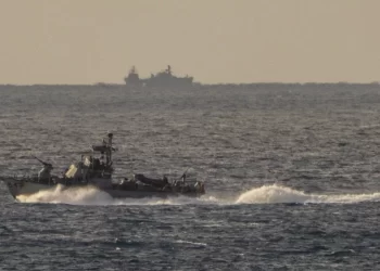 Israel lanza ataque naval contra puerto hutí en Yemen y advierte sobre futuras represalias