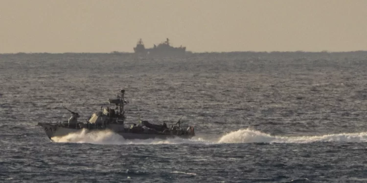 Israel lanza ataque naval contra puerto hutí en Yemen y advierte sobre futuras represalias